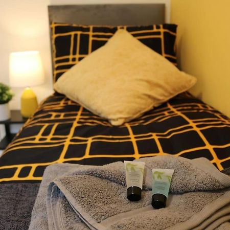 Elegant Room In Stylish House Милтон-Кейнс Экстерьер фото