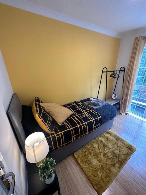 Elegant Room In Stylish House Милтон-Кейнс Экстерьер фото