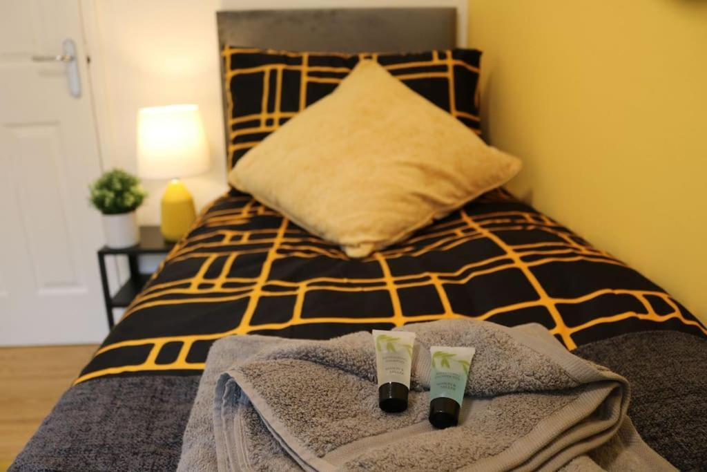 Elegant Room In Stylish House Милтон-Кейнс Экстерьер фото